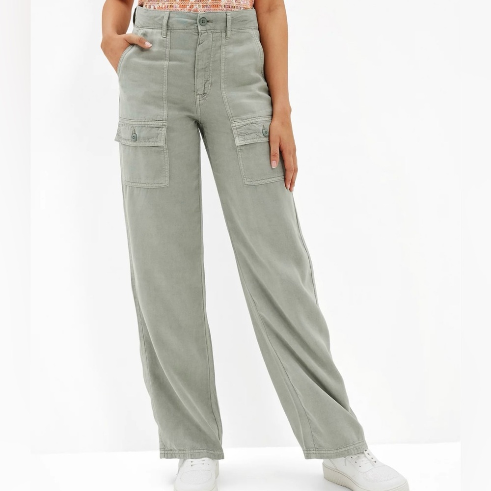 American Eagle High-Waisted Baggy Wide-Leg Cargo Pants - Size 2